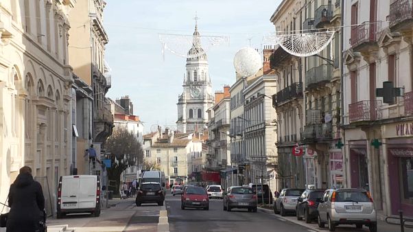 "Coletes amarelos" provocam fecho de lojas em Bourg-en-Bresse "Coletes amarelos" provocam fecho de lojas em Bourg-en-Bresse
