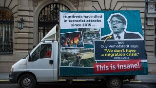 Leszedették a tüntetésen készült fotóval is illusztrált magyar terrorplakátot Brüsszelben