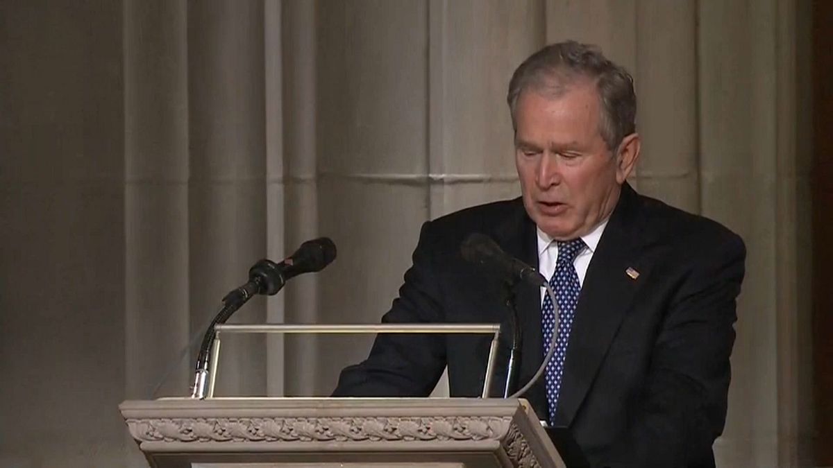 شاهد: جورج بوش الإبن بجهش بالبكاء خلال تأبينية والده 