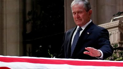 Az elhunyt idősebb Bushtól búcsúztak a világ vezetői