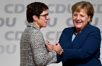 Annegret Kramp-Karrenbauer a CDU új elnöke, a 18 év után távozó Merkel utóda