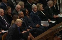 La mala educación: Trump ignora a los Clinton en el funeral de George Bush