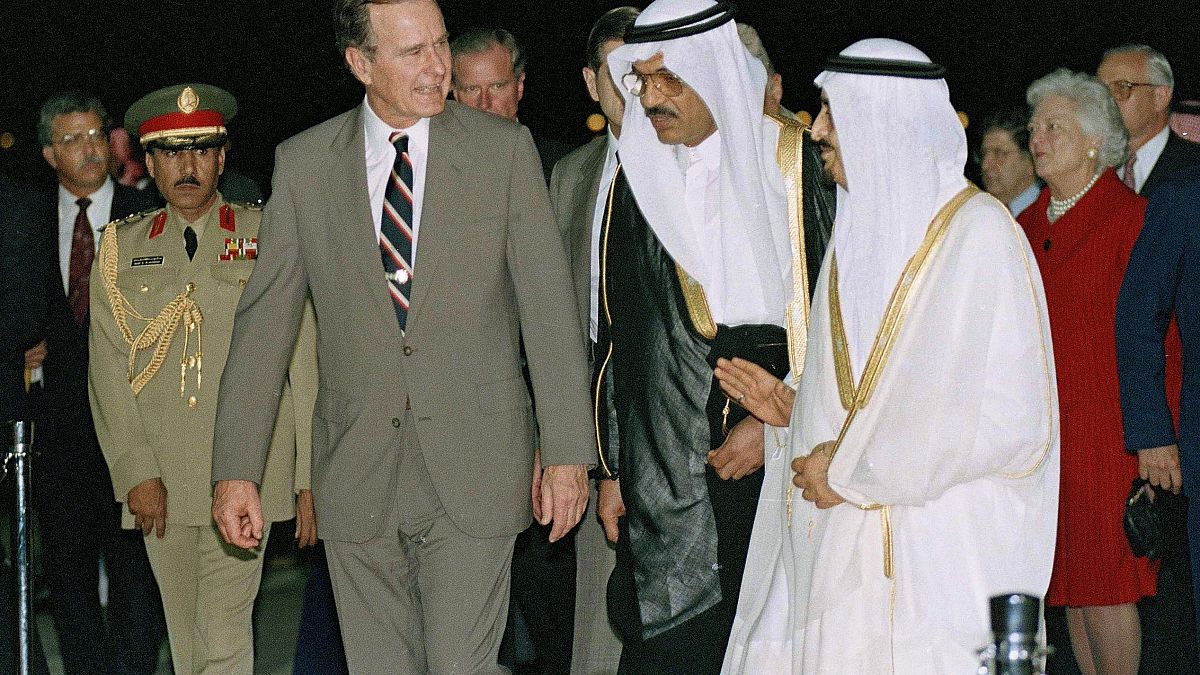 الملك فهد مستقبلاً جورج بوش الأب في السعودية (جدة)