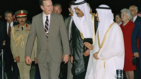 الملك فهد مستقبلاً جورج بوش الأب في السعودية (جدة) الملك فهد مستقبلاً جورج بوش الأب في السعودية (جدة)