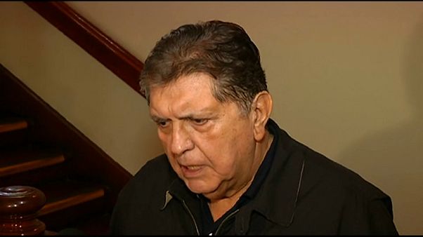 Alan García entrega el pasaporte y anuncia que vuelve a la política Alan García entrega el pasaporte y anuncia que vuelve a la política