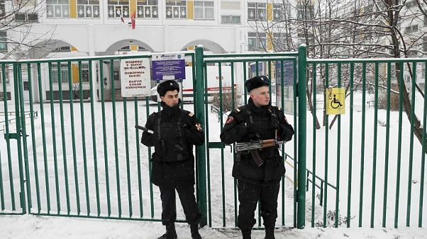 Ученик, пришедший в школу с ножом в руках, сдался полиции Ученик, пришедший в школу с ножом в руках, сдался полиции