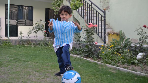 Video | Messi'den aldığı imzalı formayla Taliban'ın hedefi olan Afgan çocuk evini terk etti Video | Messi'den aldığı imzalı formayla Taliban'ın hedefi olan Afgan çocuk evini terk etti
