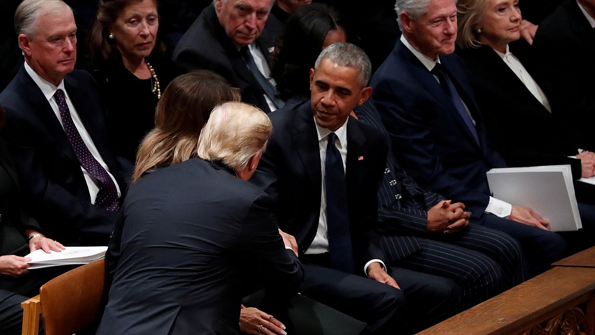 شاهد: الرئيس الأمريكي يتجنب تحية بيل وهيلاري كلينتون أثناء جنازة بوش