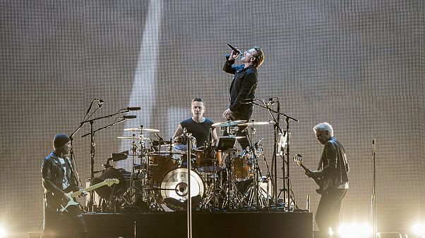 A U2 ír rockzenekar a mexikóvárosi Foro Sol arénában 2017. október 3-án A U2 ír rockzenekar a mexikóvárosi Foro Sol arénában 2017. október 3-án