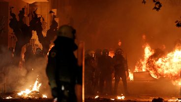 Protesto torna centro de Atenas em campo de batalha