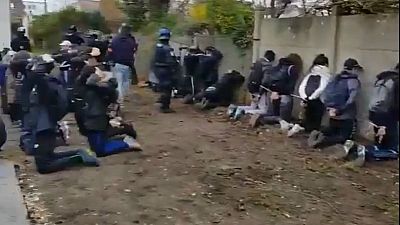 Полиция поставила старшеклассников на колени