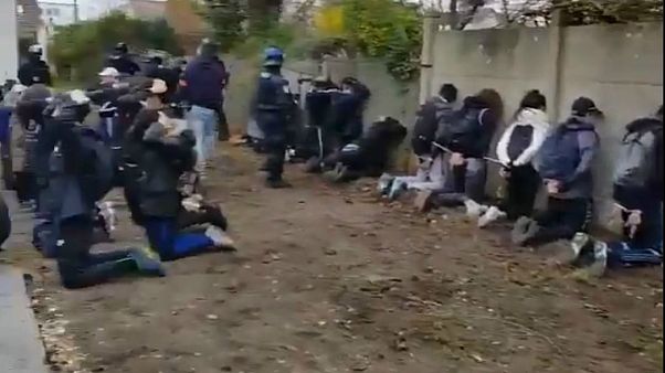 Γαλλία: Εικόνες σοκ - Μαθητές γονατίζουν με εντολή αστυνομικών Γαλλία: Εικόνες σοκ - Μαθητές γονατίζουν με εντολή αστυνομικών
