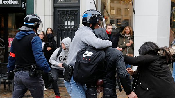 Fransız polisi lise öğrencilerini diz çöktürerek gözaltına aldı Fransız polisi lise öğrencilerini diz çöktürerek gözaltına aldı