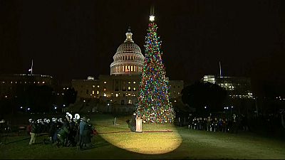 شاهد: أضواء تنير شجرة عيد الميلاد أمام مقر الكونغرس في واشنطن