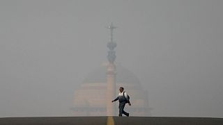 الضباب الدخاني يحجب الرؤية في أحد شوارع العاصمة الهندية نيودلهي