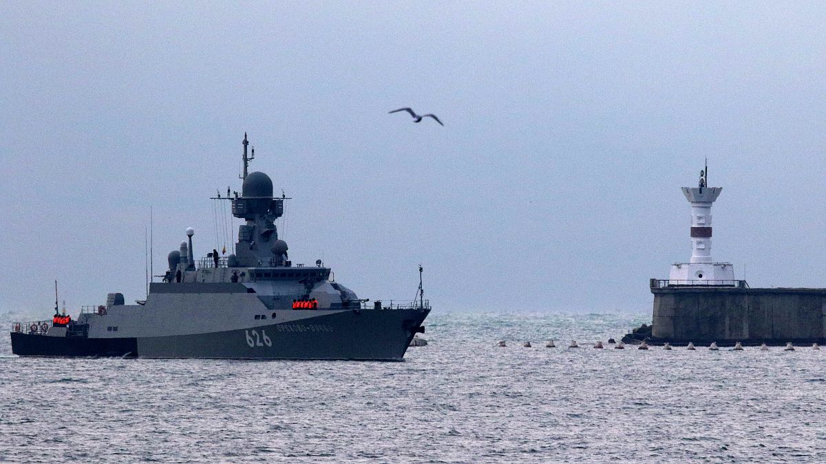 فيديو: وصول حاملة صواريخ للانضمام إلى الأسطول الروسي في شبه جزيرة القرم