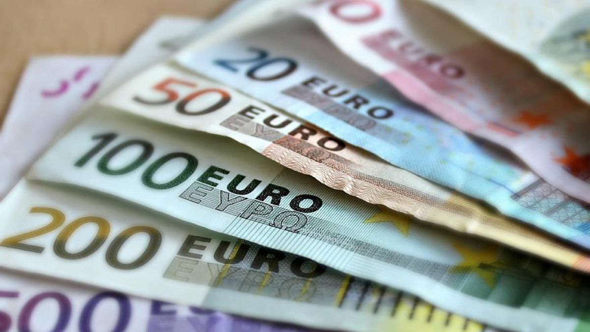 Átvenné az euró a dollár vezető szerepét a világban