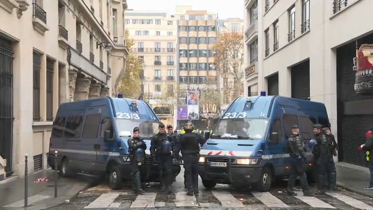 Paris: Panzerwagen und Polizei