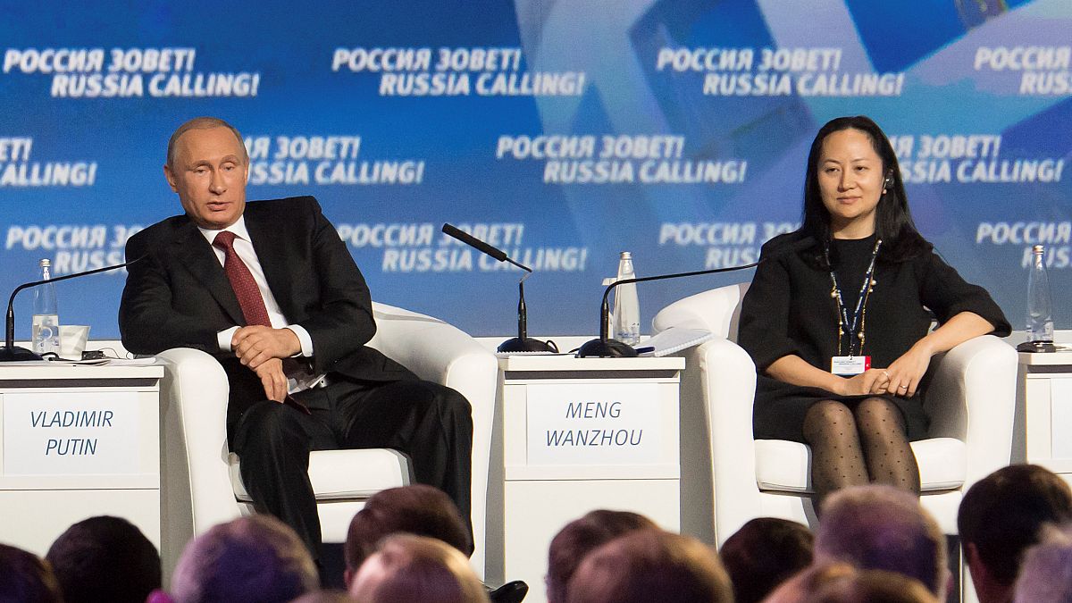 المديرة المالية لشركة هواوي منغ وان تشو بصحبة الرئيس الروسي فلاديمير بوتين