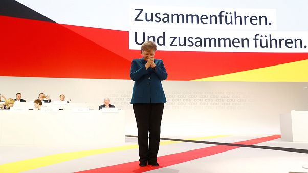 Felállva tapsolták a búcsúzó Merkelt Felállva tapsolták a búcsúzó Merkelt