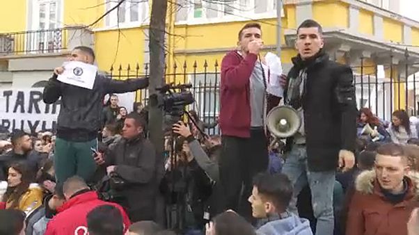 Χιλιάδες φοιτητές στους δρόμους για τη μείωση των διδάκτρων Χιλιάδες φοιτητές στους δρόμους για τη μείωση των διδάκτρων