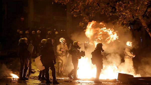 Hatalmas pusztítást hagytak maguk után a zavargók Athénban Hatalmas pusztítást hagytak maguk után a zavargók Athénban