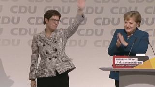 Karrenbauer sucede a Merkel na CDU