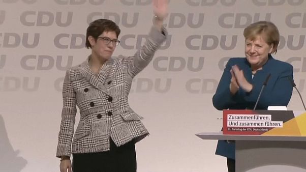 Karrenbauer sucede a Merkel na CDU Karrenbauer sucede a Merkel na CDU