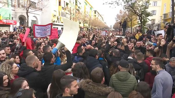 Estudantes protestam por um ensino mais barato na Albânia Estudantes protestam por um ensino mais barato na Albânia