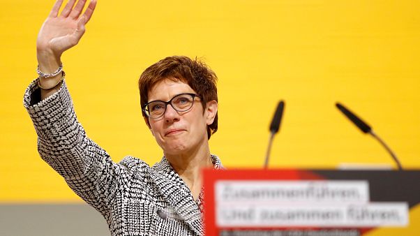 Annegret Kramp-Karrenbauer ist Merkel-Nachfolgerin als CDU-Vorsitzende Annegret Kramp-Karrenbauer ist Merkel-Nachfolgerin als CDU-Vorsitzende