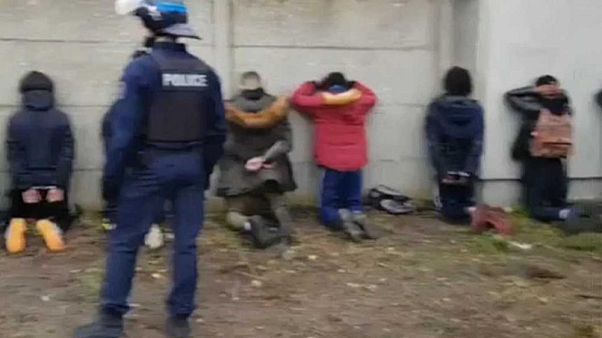Botrány lett a rendbontó diákok térdepeltetéséből Botrány lett a rendbontó diákok térdepeltetéséből