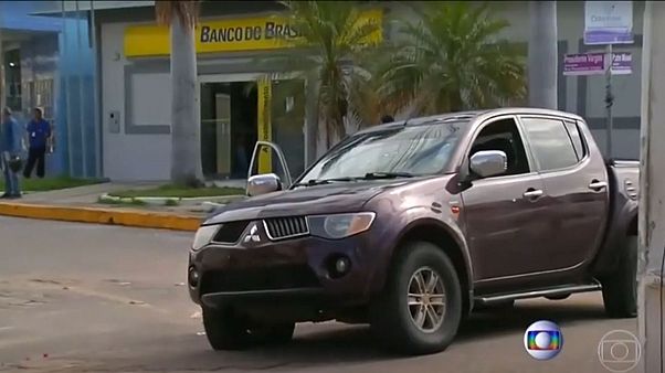 Brezilya'da banka soygunu sırasında çatışma: 6'sı rehine 14 ölü Brezilya'da banka soygunu sırasında çatışma: 6'sı rehine 14 ölü