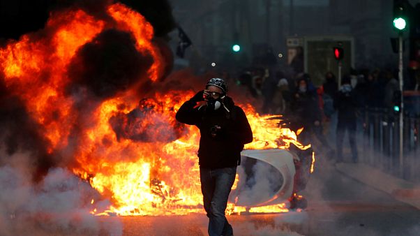 Quale potere per Macron mentre in migliaia chiedono le sue dimissioni? Quale potere per Macron mentre in migliaia chiedono le sue dimissioni?