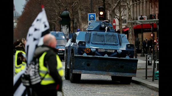Sarı Yelekliler'den dev protesto: 125 bin kişi katıldı, yaklaşık bin beş yüz kişi gözaltına alındı Sarı Yelekliler'den dev protesto: 125 bin kişi katıldı, yaklaşık bin beş yüz kişi gözaltına alındı