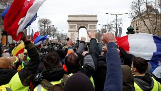 "Gilets jaunes" : journée sous tension en France