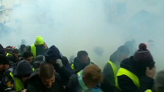 Tränengas auf den Straßen in Paris