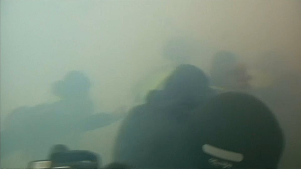 Polis Sarı Yelekliler'i gaz bombasıyla dağıtmaya çalışıyor