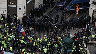 الشرطة الفرنسية تطلق الغاز المسيل للدموع على متظاهري "السترات الصفراء" في باريس