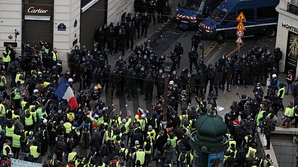 الشرطة الفرنسية تطلق الغاز المسيل للدموع على متظاهري "السترات الصفراء" في باريس الشرطة الفرنسية تطلق الغاز المسيل للدموع على متظاهري "السترات الصفراء" في باريس