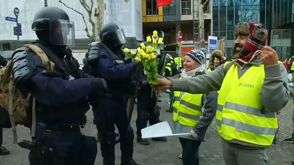 Sarı Yelekliler polise çicek uzattı Sarı Yelekliler polise çicek uzattı