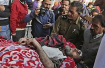 انتقال یکی از مجروحان به بیمارستان