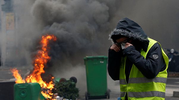 شاهد: كيف تعتقل الشرطة الفرنسية متظاهري السترات الصفراء شاهد: كيف تعتقل الشرطة الفرنسية متظاهري السترات الصفراء