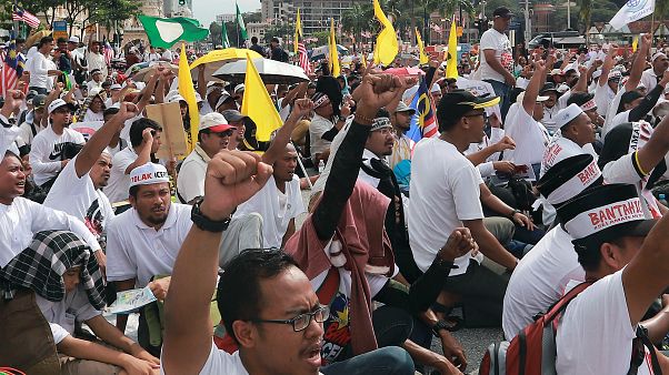 الملايو يحتفلون برفض حكومة ماليزيا توقيع معاهدة ضد التمييز العرقي الملايو يحتفلون برفض حكومة ماليزيا توقيع معاهدة ضد التمييز العرقي