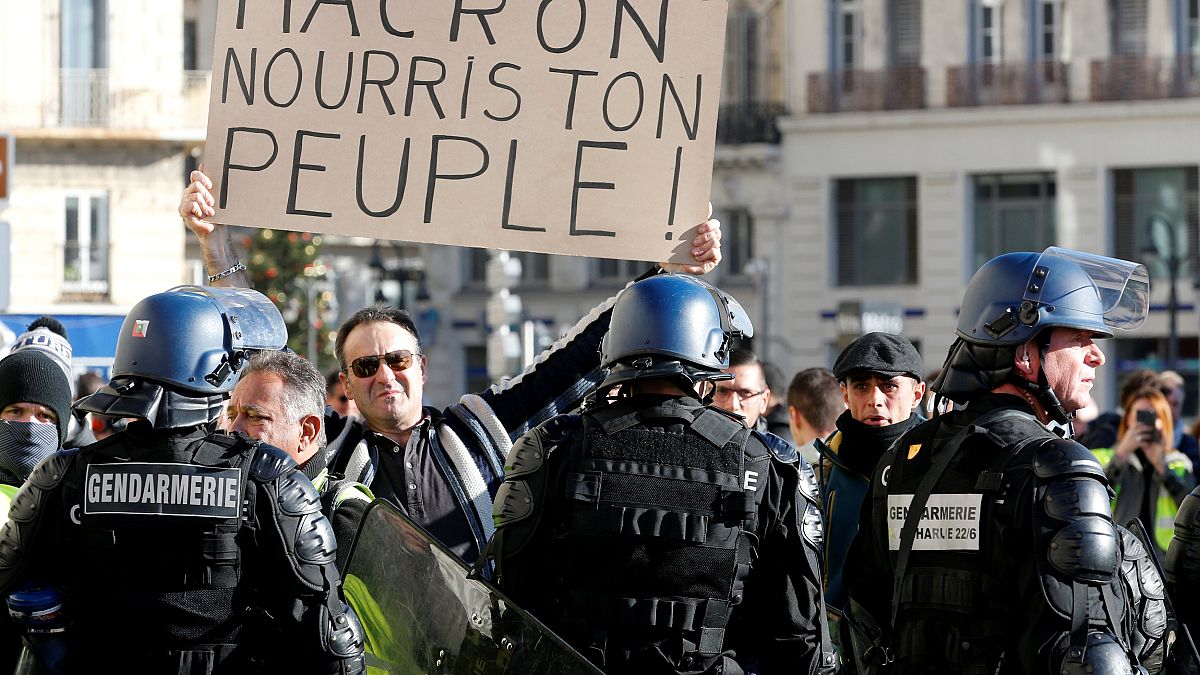 Macron elnök ma először tárgyal a szakszervezetekkel a tüntetések beszüntetéséről