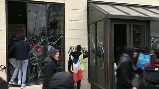Sarı Yelekliler Starbucks kafeye saldırdı