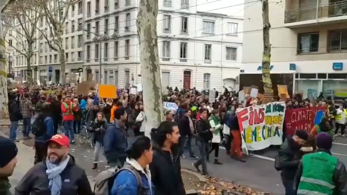 احتجاجات السترات الصفراء تطال كل مدن فرنسا