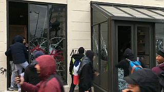 شاهد: اقتحام وتحطيم مقهى ستاربكس بباريس خلال احتجاجات السترات الصفراء