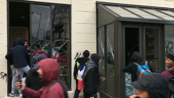 شاهد: اقتحام وتحطيم مقهى ستاربكس بباريس خلال احتجاجات السترات الصفراء شاهد: اقتحام وتحطيم مقهى ستاربكس بباريس خلال احتجاجات السترات الصفراء
