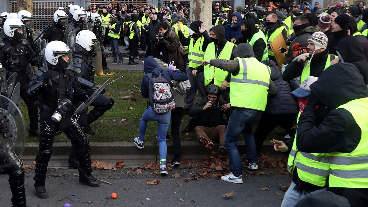 شاهد: اعتقال المئات من محتجي السترات الصفراء في بلجيكا 