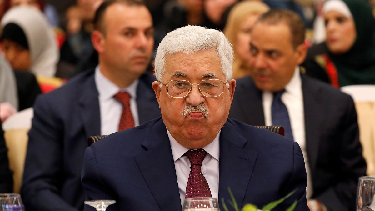 عباس يهدد بحل المجلس التشريعي الذي تسيطر حماس على أغلبية مقاعده منذ 2006